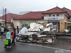 Hujan Disertai Angin, Baliho di Tasikmalaya Roboh-Menimpa Mobil