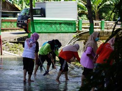 Banjir Rendam 4 Desa di Bojonegoro Surut, Warga Bersihkan Rumah dan Musala