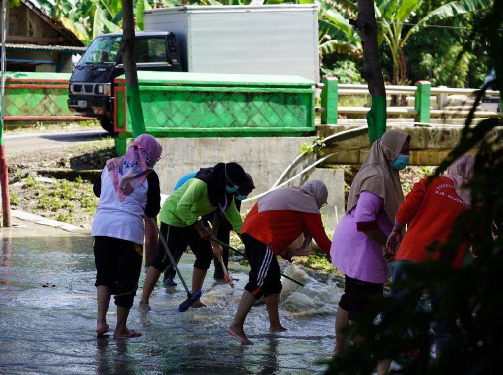 Banjir Rendam 4 Desa di Bojonegoro Surut, Warga Bersihkan Rumah dan Musala Banjir Rendam 4 Desa di Bojonegoro Surut, Warga Bersihkan Rumah dan Musala