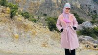 7 Foto Gaya April Jasmine Naik Gunung, Istri Ustaz Solmed Ini Bikin Salfok