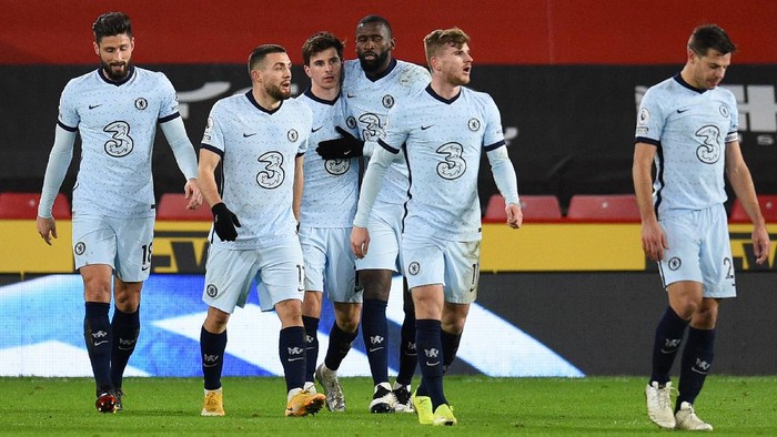 SHEFFIELD, ENGLAND - FEBRUARY 07: Mason Mount of Chelsea is congratulated by Antonio Rudiger and team mates after scoring their sides first goal during the Premier League match between Sheffield United and Chelsea at Bramall Lane on February 07, 2021 in Sheffield, England. Sporting stadiums around the UK remain under strict restrictions due to the Coronavirus Pandemic as Government social distancing laws prohibit fans inside venues resulting in games being played behind closed doors. (Photo by Oli Scarff - Pool/Getty Images)