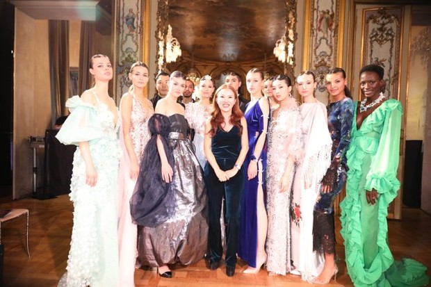 Desainer Kay Kim dalam fashion show Baccarat Museum di Paris, Prancis/Sumber/Korea Times. Desainer Kay Kim dalam fashion show Baccarat Museum di Paris, Prancis.