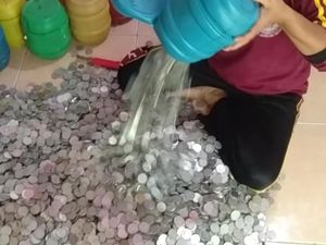 Tekun! Emak-emak Ini Menabung Uang Receh hingga Puluhan Juta
