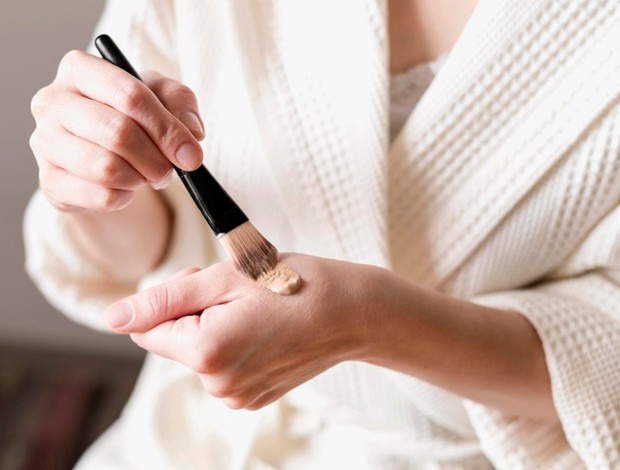 Kulit kamu mungkin telah berubah selama bertahun-tahun, jadi alas bedak yang biasa kamu gunakan mungkin bukan lagi yang terbaik untuk terus digunakan.