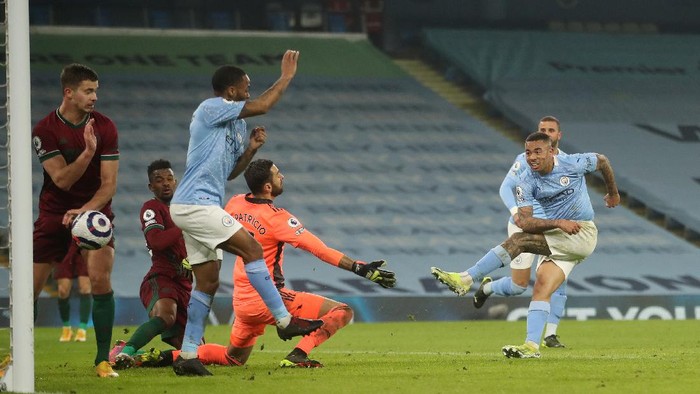 MANCHESTER, ENGLAND - MARCH 02: Gabriel Jesus of Manchester City scores their sides second goal past Rui Patricio of Wolverhampton Wanderers during the Premier League match between Manchester City and Wolverhampton Wanderers at Etihad Stadium on March 02, 2021 in Manchester, England. Sporting stadiums around the UK remain under strict restrictions due to the Coronavirus Pandemic as Government social distancing laws prohibit fans inside venues resulting in games being played behind closed doors. (Photo by Carl Recine - Pool/Getty Images)