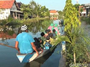 Banjir Bikin Pelajar di Lamongan Terpaksa Naik Perahu ke Sekolah Banjir Bikin Pelajar di Lamongan Terpaksa Naik Perahu ke Sekolah