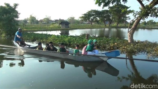 Gegara Banjir, Pelajar di Lamongan Naik Perahu ke Sekolah
