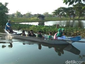 Gegara Banjir, Pelajar di Lamongan Naik Perahu ke Sekolah