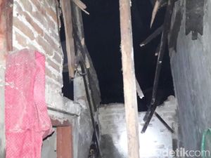 Gudang Tua Roboh Timpa Rumah Warga, 1 Orang Tewas dan 5 Rumah Rusak Gudang Tua Roboh Timpa Rumah Warga, 1 Orang Tewas dan 5 Rumah Rusak