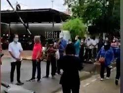 Heboh Antrean Vaksinasi Corona Lansia Gegara Broadcast Hoax di WA