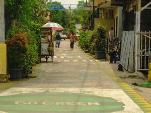 Hijaunya Gang di Pegangsaan Dua Ditanami Anggur hingga Cabai