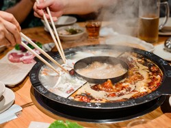Restoran Hot Pot Mendadak Jadi Favorit, Pelayannya Para Model Tampan dan Kekar