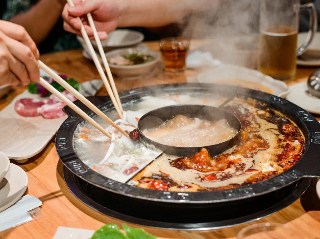 Restoran Hot Pot Mendadak Jadi Favorit, Pelayannya Para Model Tampan dan Kekar Restoran Hot Pot Mendadak Jadi Favorit, Pelayannya Para Model Tampan dan Kekar