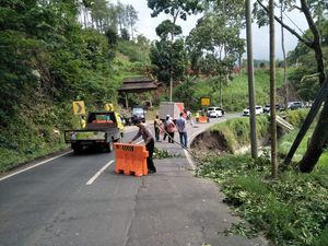 Bahu Jalan di Malang Ambles, Jalur Batu-Kediri Dibuka Tutup