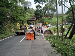 Bahu Jalan di Malang Ambles, Jalur Batu-Kediri Dibuka Tutup