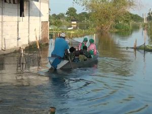 Anak Sungai Bengawan Solo Meluap, Pelajar Lamongan ke Sekolah Naik Perahu Anak Sungai Bengawan Solo Meluap, Pelajar Lamongan ke Sekolah Naik Perahu