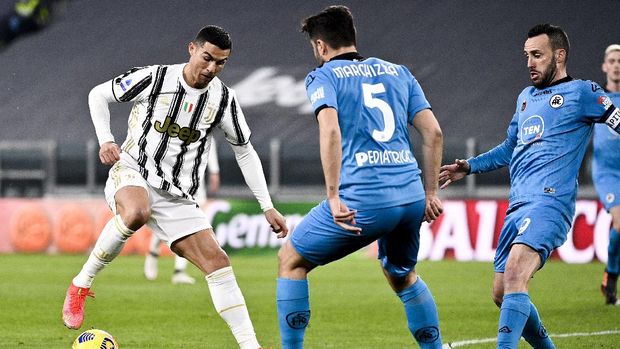 Spezia's Riccardo Marchizza, center, and Juventus' Cristiano Ronaldo battle for the ball during the Italian Serie A soccer match between Juventus and Spezia at the Allianz Stadium in Torino, Italy, Tuesday, March 2, 2021. (Marco Alpozzi/LaPresse via AP)