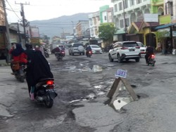 Warga Keluhkan Jalan di Rantauprapat Sumut Berlubang, Minta Diperbaiki
