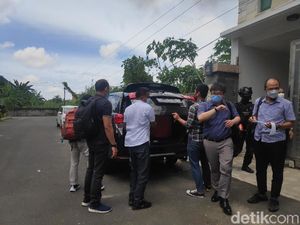 3 Jam di Rumah Penyuap Nurdin Abdullah, KPK Bawa 1 Koper Diduga Barang Bukti 3 Jam di Rumah Penyuap Nurdin Abdullah, KPK Bawa 1 Koper Diduga Barang Bukti