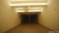 Pintu di salah satu lorong stadion tertutup rapat.