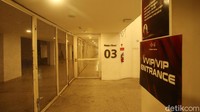 Pintu 03 stadion tertutup rapat.