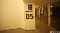 Pintu 05 stadion juga tertutup rapat.