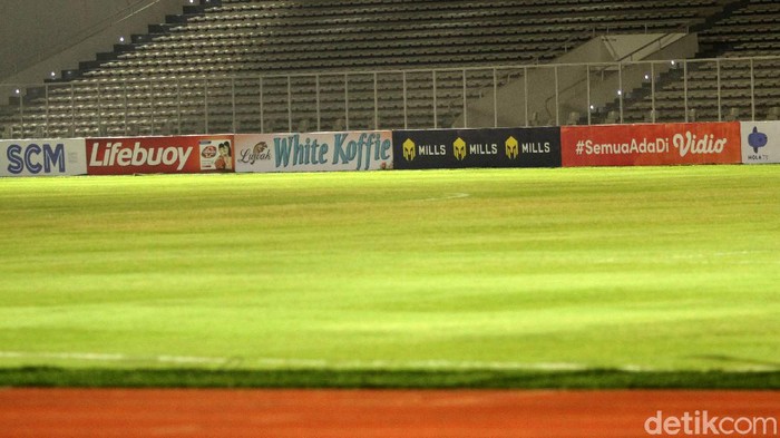 Pertandingan uji coba Timnas Indonesia melawan Tira Persikabo batal terlaksana, Rabu (3/3/2021). Stadion Madya tempat dilangsungkannya laga terpantau gelap.