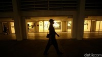 Suasana di depan pintu 03 stadion tampak sepi. Hanya petugas keamanan yang berjaga.