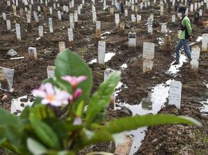 Lahan Makam COVID-19 di TPU Bambu Apus Sudah Penuh