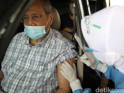 Layanan Vaksinasi COVID-19 Drive Thru untuk Lansia