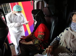 Layanan Vaksinasi COVID-19 Drive Thru untuk Lansia Resmi Beroperasi