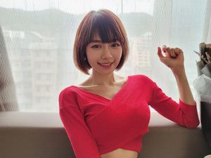 7 Foto Penyanyi Malaysia yang Viral karena Ekspos Tubuh Seksi Saat Yoga