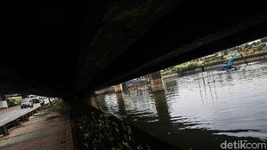 Maksimalkan Daya Tampung Air, Lumpur di Waduk Grogol Dikeruk