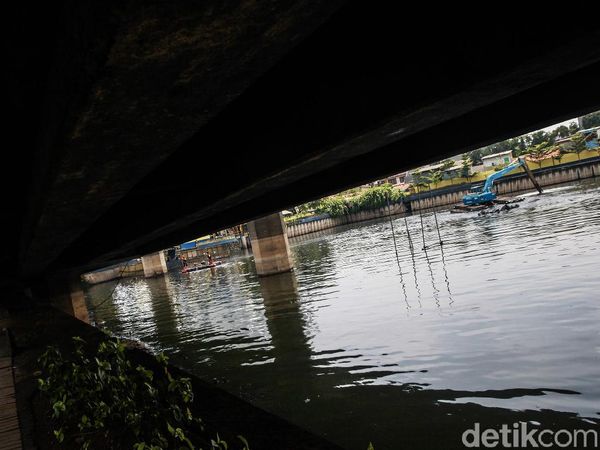 Maksimalkan Daya Tampung Air, Lumpur di Waduk Grogol Dikeruk