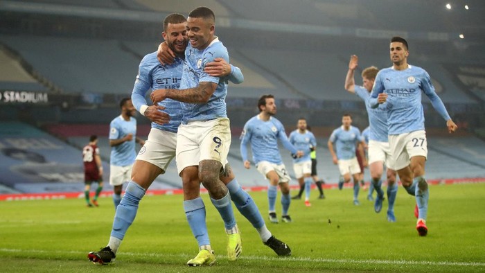 MANCHESTER, ENGLAND - MARCH 02: Gabriel Jesus of Manchester City celebrates with team mate Kyle Walker after scoring their sides second goal during the Premier League match between Manchester City and Wolverhampton Wanderers at Etihad Stadium on March 02, 2021 in Manchester, England. Sporting stadiums around the UK remain under strict restrictions due to the Coronavirus Pandemic as Government social distancing laws prohibit fans inside venues resulting in games being played behind closed doors. (Photo by Carl Recine - Pool/Getty Images)