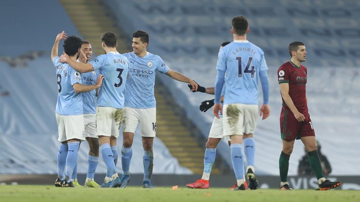 MANCHESTER, ENGLAND - MARCH 02: Gabriel Jesus of Manchester City celebrates with teammates Ilkay Guendogan and Ruben Dias after scoring their teams fourth goal during the Premier League match between Manchester City and Wolverhampton Wanderers at Etihad Stadium on March 02, 2021 in Manchester, England. Sporting stadiums around the UK remain under strict restrictions due to the Coronavirus Pandemic as Government social distancing laws prohibit fans inside venues resulting in games being played behind closed doors. (Photo by Clive Brunskill/Getty Images)