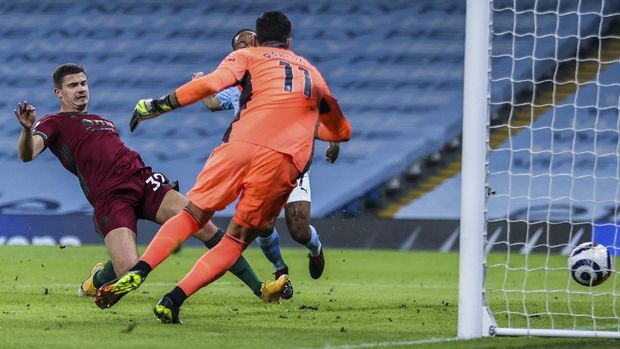 Wolverhampton Wanderers’ goalkeeper Rui Patricio fails to stop the opening goal during the English Premier League soccer match between Manchester City and Wolves at the Etihad Stadium in Manchester, England, Tuesday, March 2, 2021. (Clive Brunskill/Pool via AP)