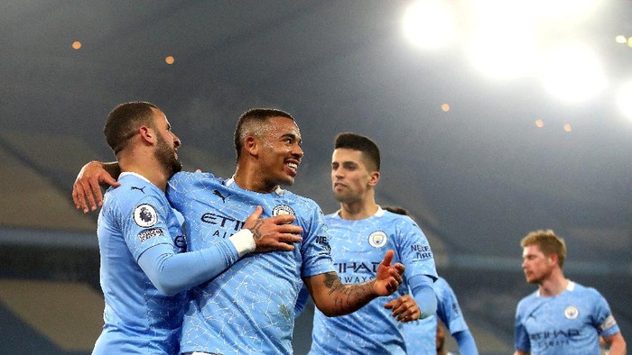 MANCHESTER, ENGLAND - MARCH 02: Gabriel Jesus of Manchester City celebrates with team mate Kyle Walker after scoring their sides second goal during the Premier League match between Manchester City and Wolverhampton Wanderers at Etihad Stadium on March 02, 2021 in Manchester, England. Sporting stadiums around the UK remain under strict restrictions due to the Coronavirus Pandemic as Government social distancing laws prohibit fans inside venues resulting in games being played behind closed doors. (Photo by Carl Recine - Pool/Getty Images)