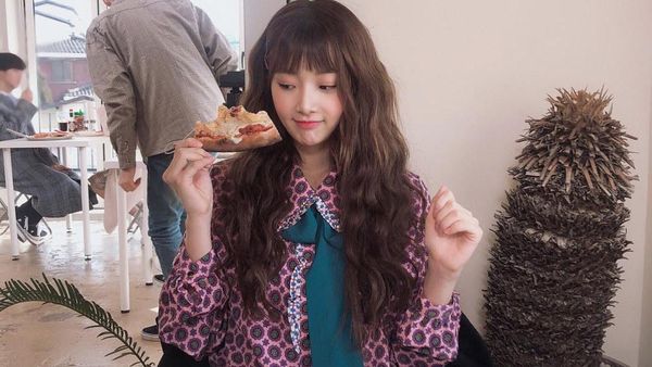 Manisnya Hyunjoo Eks APRIL Saat Makan Pizza dan Nongkrong di Kafe