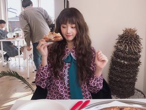 Manisnya Hyunjoo Eks APRIL Saat Makan Pizza dan Nongkrong di Kafe