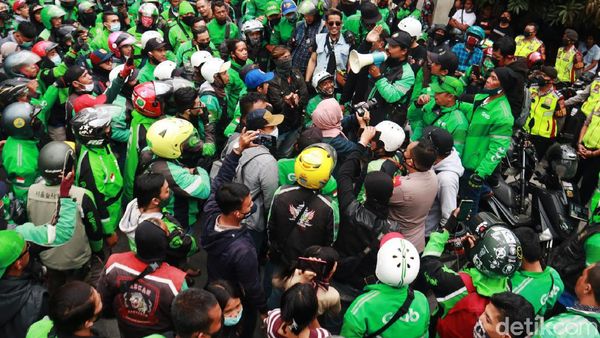 Potret Massa Ojol Datangi Markas Satpol PP Kota Bandung