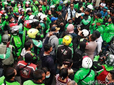 Potret Massa Ojol Datangi Markas Satpol PP Kota Bandung