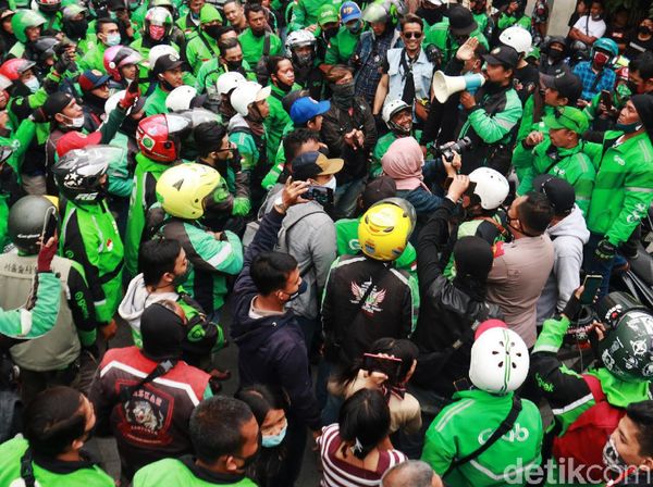 Potret Massa Ojol Datangi Markas Satpol PP Kota Bandung