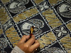 Motif hias manusia yang digunakan dalam tekstil atau kayu adalah motif hias