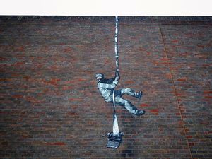 Banksy Benarkan Mural di Dinding Bekas Penjara Inggris Buatannya Banksy Benarkan Mural di Dinding Bekas Penjara Inggris Buatannya