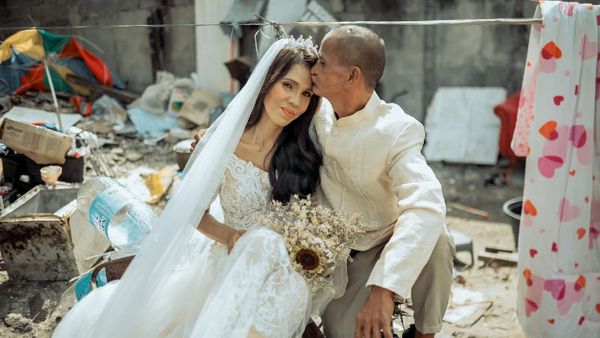 Foto Pemulung Menikah dengan Busana Mewah Viral, Ini Kisah Haru di Baliknya