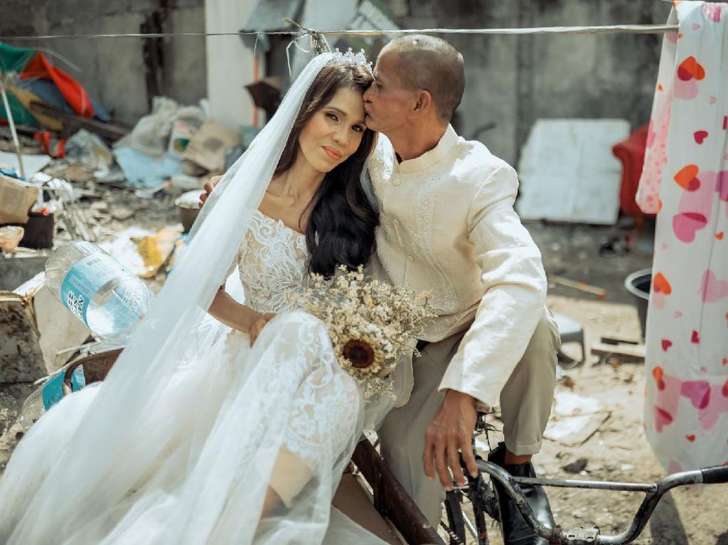 Foto Pemulung Menikah dengan Busana Mewah Viral, Ini Kisah Haru di Baliknya