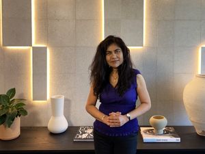 Revolusi Daur Ulang: Perempuan Australia Ubah Baju Bekas Jadi Bahan Marmer