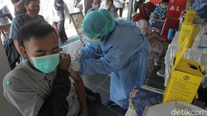 Ribuan Pekerja Hotel-Restoran di Jogja Disuntik Vaksin Corona