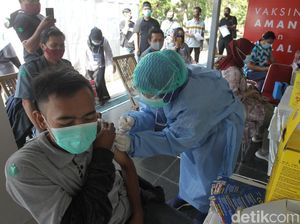 Ribuan Pekerja Hotel-Restoran di Jogja Disuntik Vaksin Corona